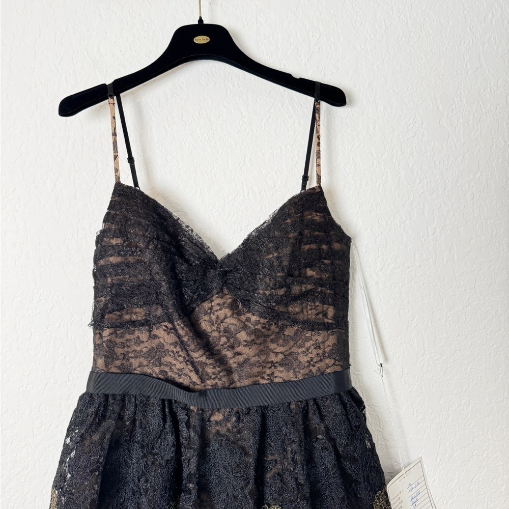 NWT MARCHESA NOTTE SLEEVELESS METALLIC SCALLOP LACE GOWN IN BLACK - Picture 4 of 11